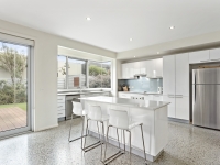 Kitchen with breakfast bar