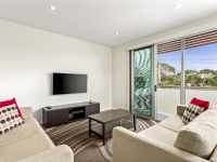 Upstairs lounge room has seating for 6+